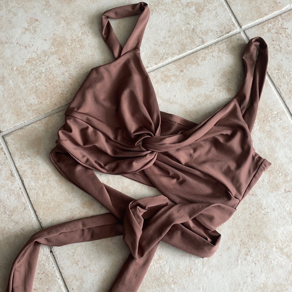 ☁️Brown Small Stretchy Brown Wrap Around Top ☁️